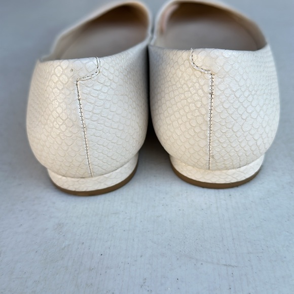 NINE WEST | White Vegan Embossed Snakeskin Pointy Flats - Picture 4 of 9